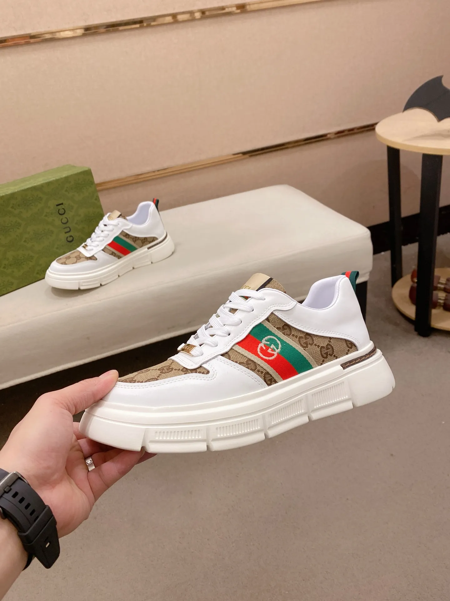 Factory price 400💰New GUCCI (Gucci) counters are on the market at the same time, new men's shoes, 😘fabrics are selected imported cowhide, lining: sheepskin lining. 👍🏿 High-end ☄️ air-cushion molded anti-slip rubber outsole, exquisite lines, simple and elegant, comfortable and high-end for leisure travel. Code number: 38 to 44 (45 can be customized and cannot be returned or exchanged)